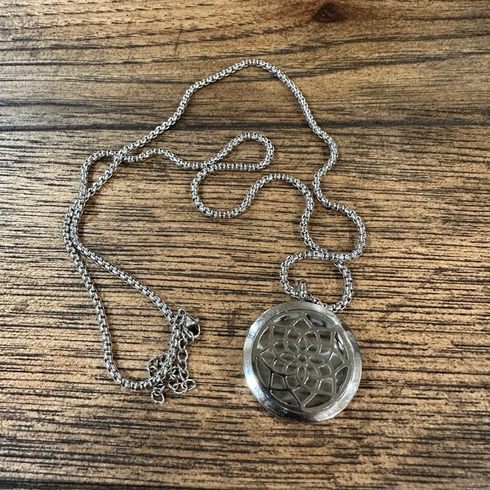 Diffuser Necklace - Picture 4 of 6